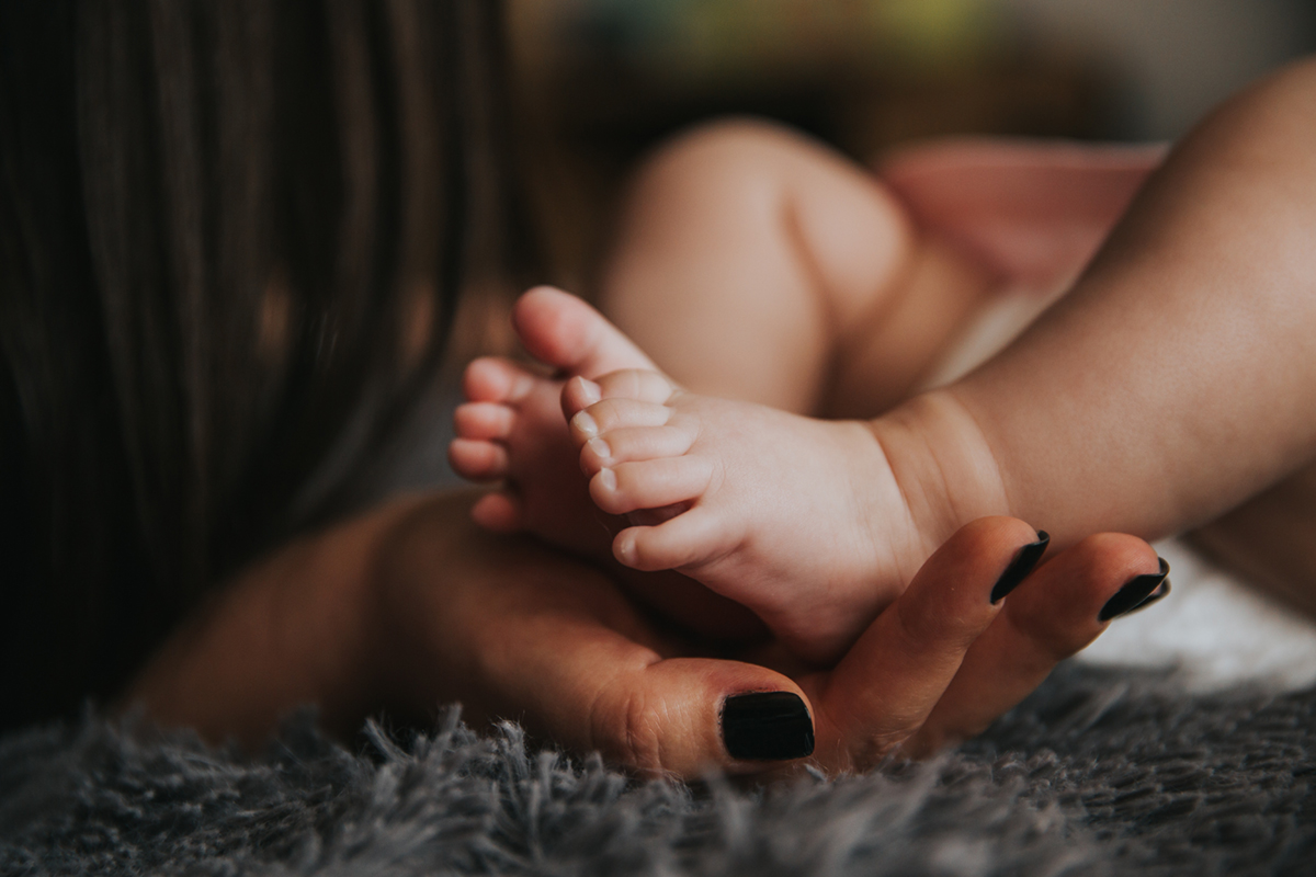 Mom holding baby's feet